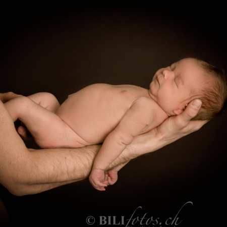 neugeborene jungen freude familie fotoshooting www.bilifotos.ch Joel Baby Vater