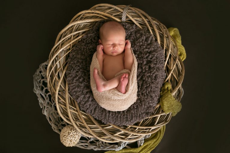 baby fotografie neugeborenen im geflochtenen korb fotostudio bilifotos.ch