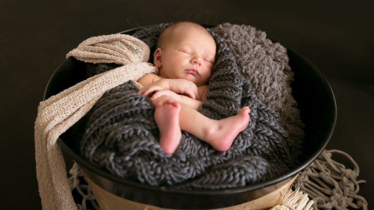 baby fotografie neugeborenen in der wollschal eingewickelt friedlich am schlafen fotostudio bilifotos.ch