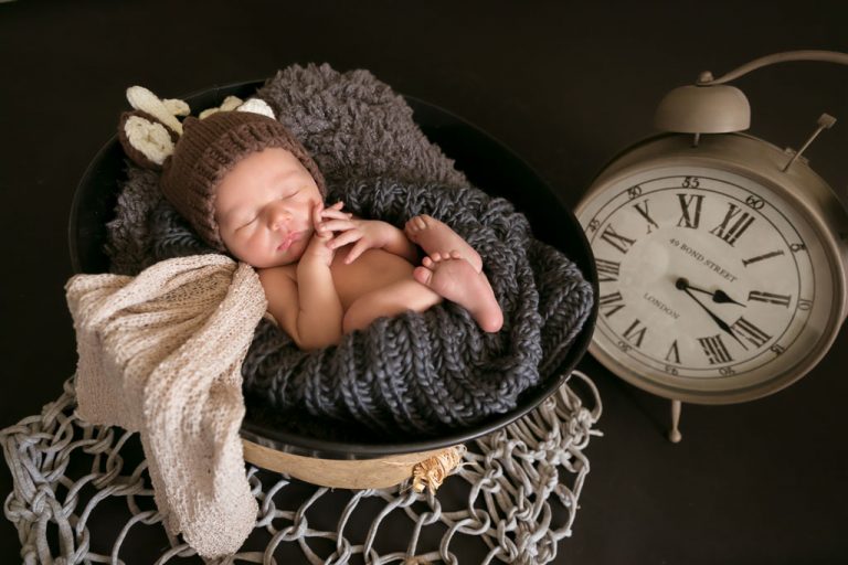 baby fotografie neugeborenen mit der rehe muetze auf dem kopf haende friedlich am schlafen fotostudio bilifotos.ch