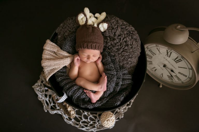 baby fotografie neugeborenen mit rehe muetze auf dem kopf fotostudio bilifotos.ch