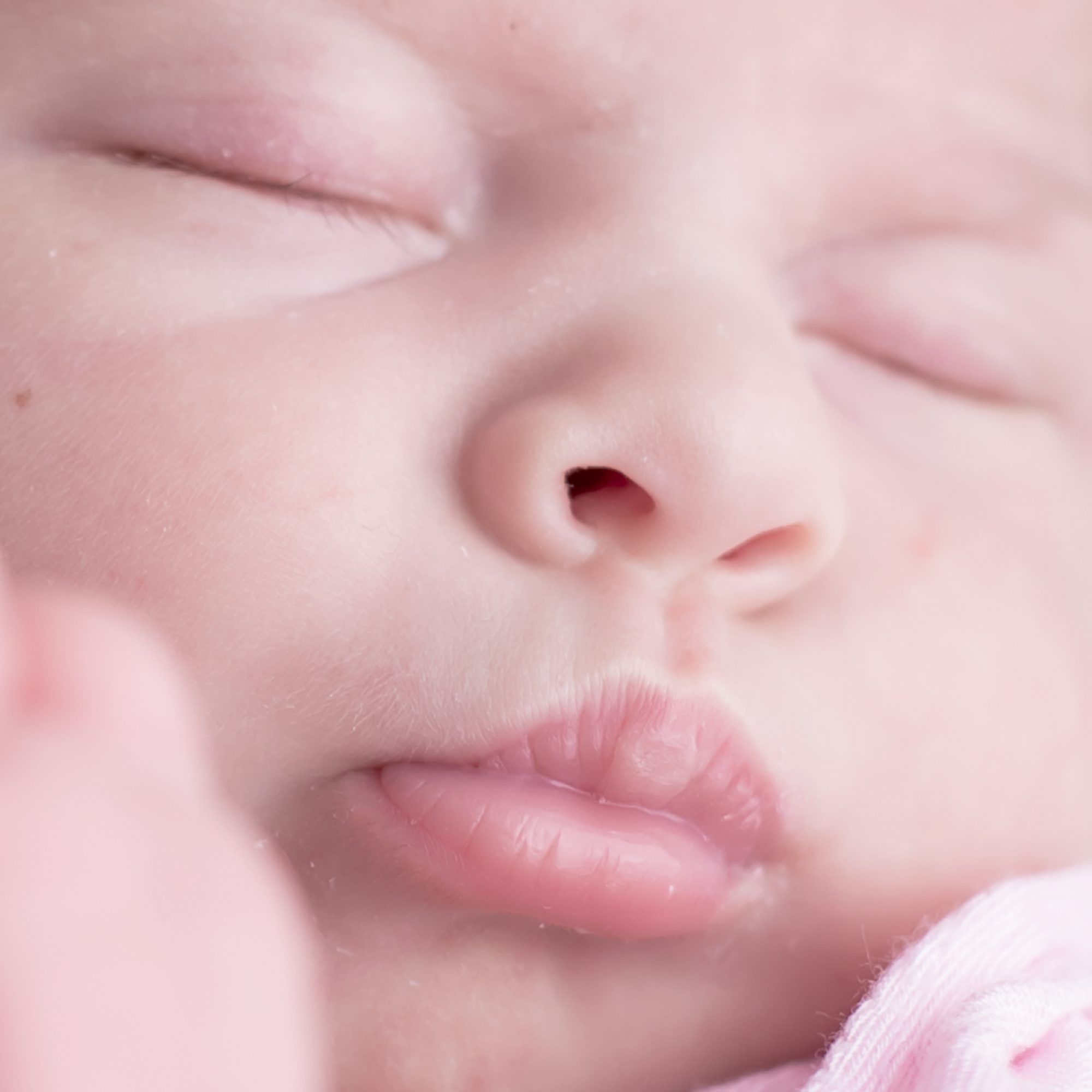 baby fotoshooting newborn fotostudio bilifotos.ch luzern baby foto in rosa zeigt macroaufnahme von mund