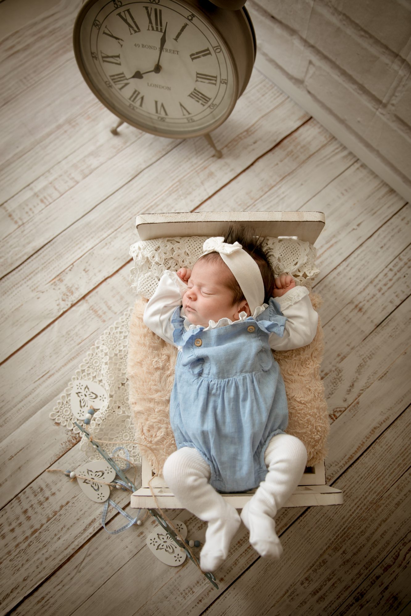 baby fotoshooting newborn fotostudio bilifotos.ch luzern baby foto zeigt wie baby sich im bettchen gestreckt hat