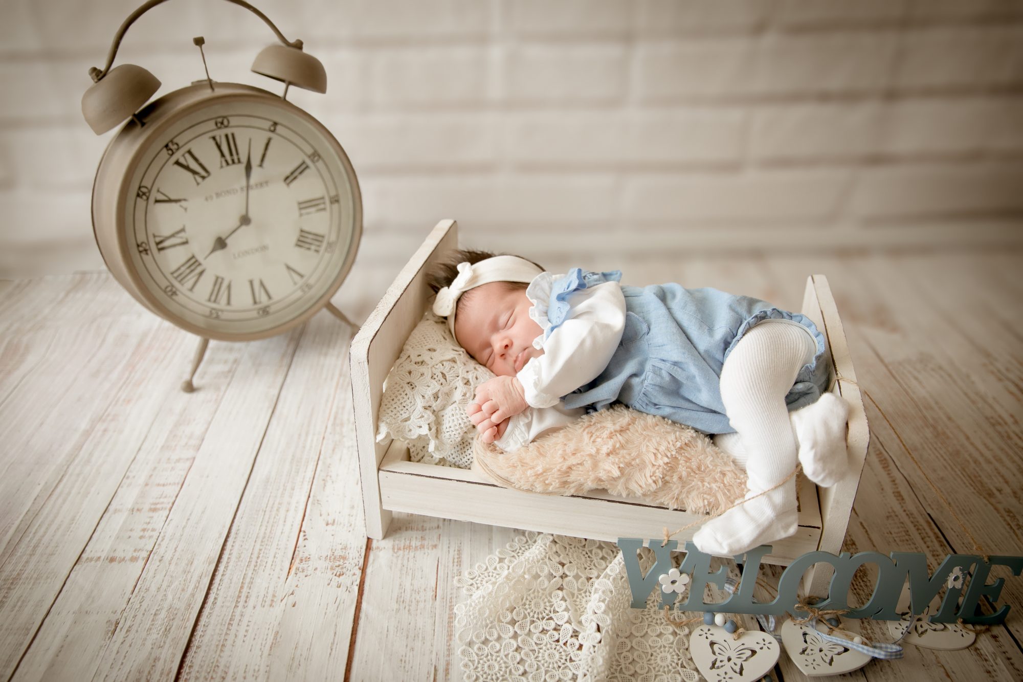 baby fotoshooting newborn fotostudio bilifotos.ch luzern baby foto zeigt wie baby im bett liegt