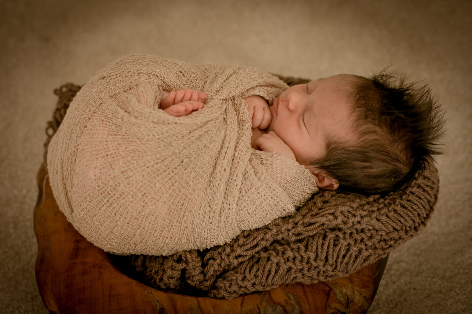 baby fotoshooting newborn fotostudio bilifotos.ch luzern baby foto zeigt wie baby liegt im koerbchen