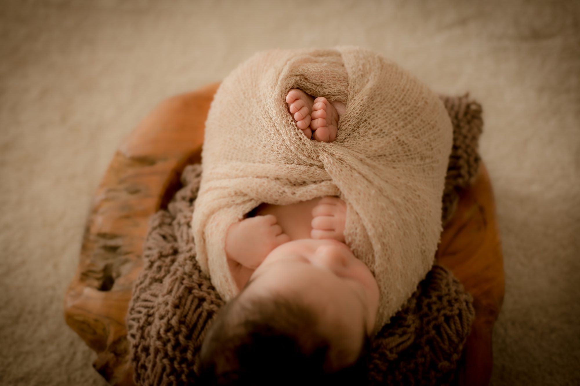 baby fotoshooting newborn fotostudio bilifotos.ch luzern baby foto zeigt wie baby liegt im koerbchen braun